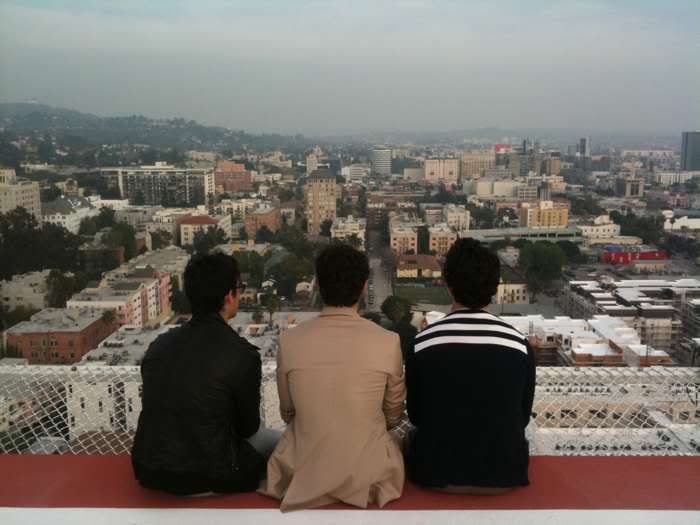 http://i651.photobucket.com/albums/uu233/SoophJ/JonasBrothers1147.jpg?t=1267393251