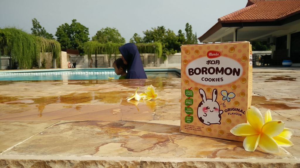 Monde Boromon Cookies menemani dikala berenang bersama anak-anak.